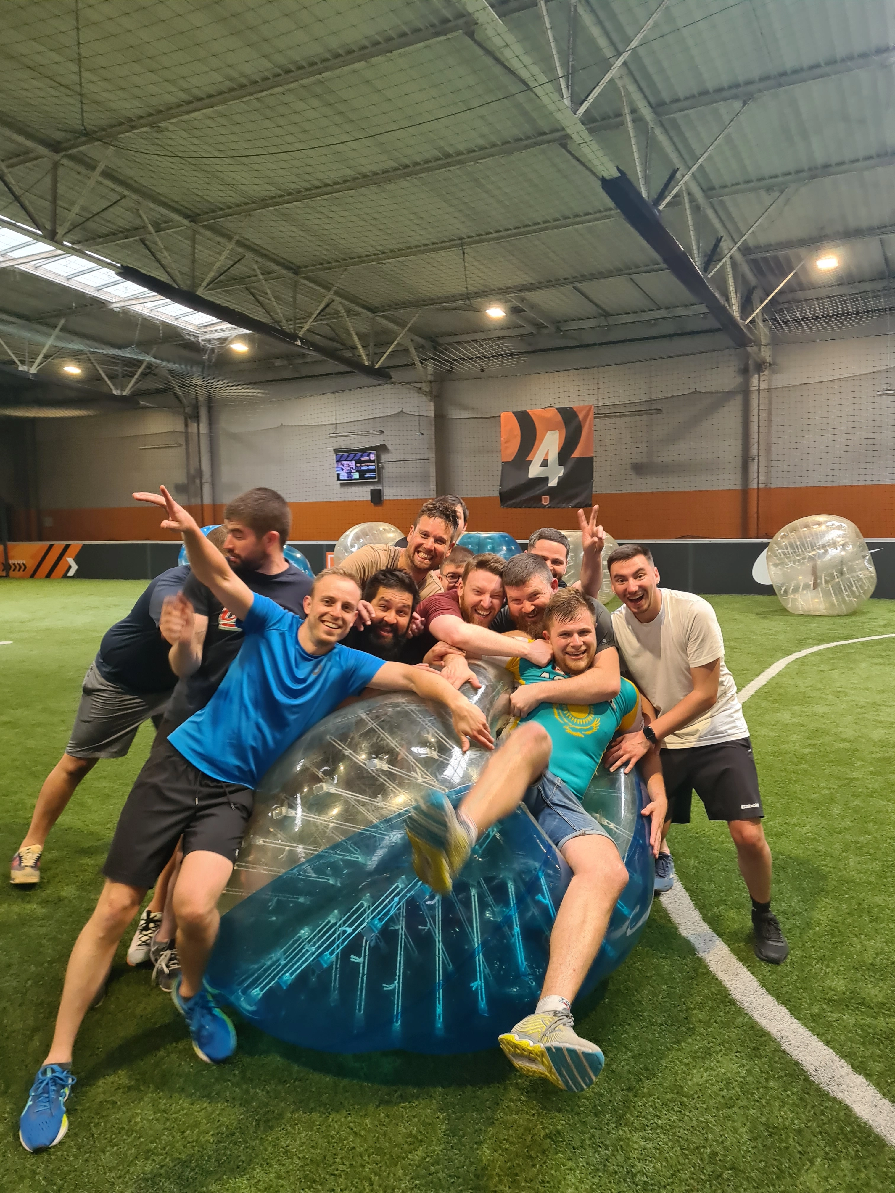 Groupe célébrant une partie de Bubble Foot à Bordeaux