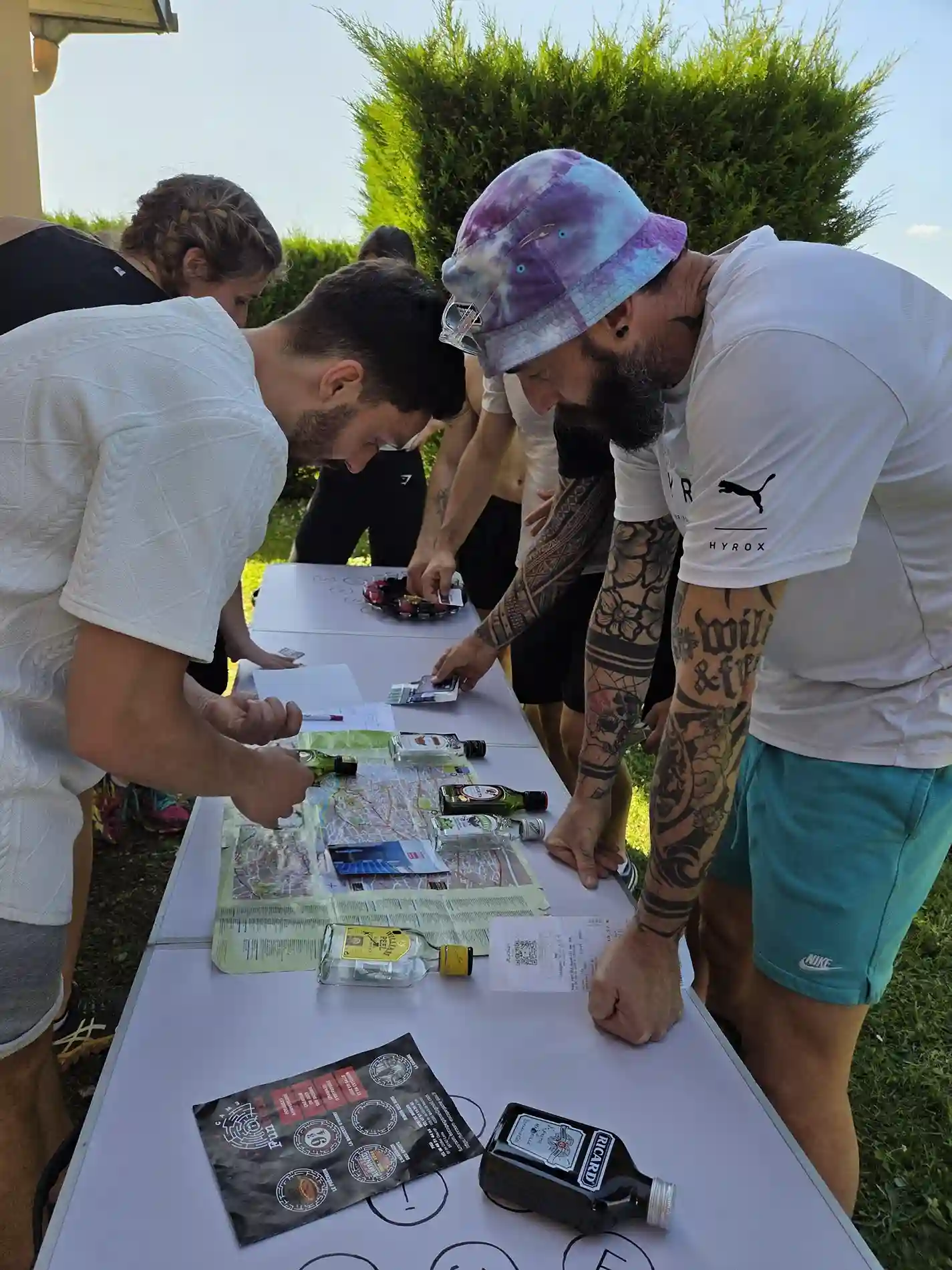 Sortie en groupe Bordeaux - hommes table