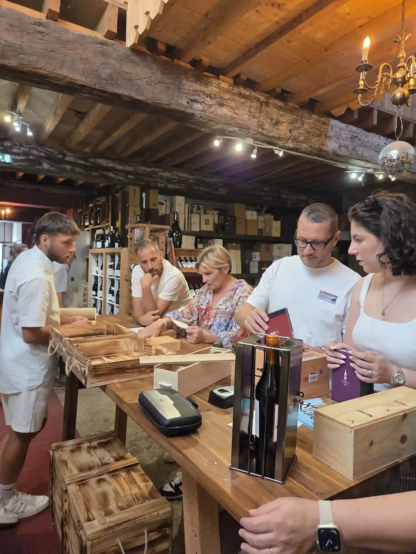 Groupe résolvant une énigme d’Escape Game dans un domaine viticole
