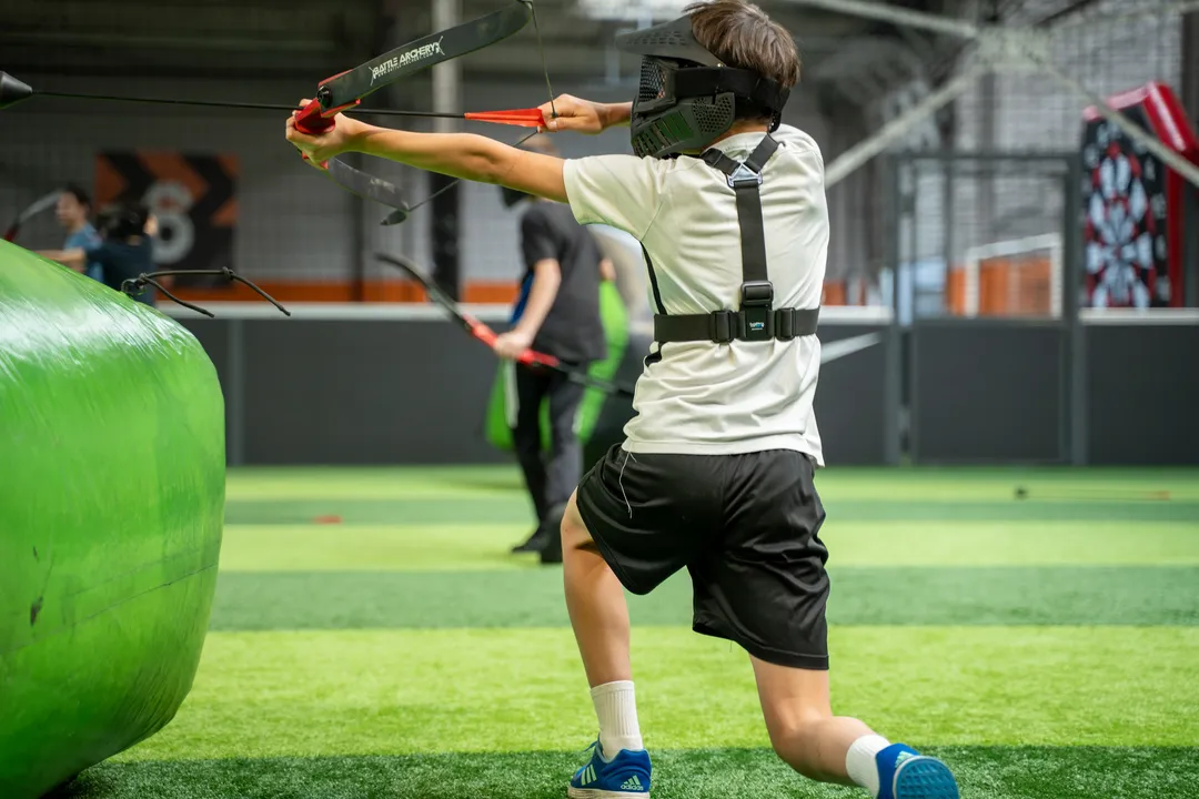 Archery game UniGames - archery jeunes garcon blanc