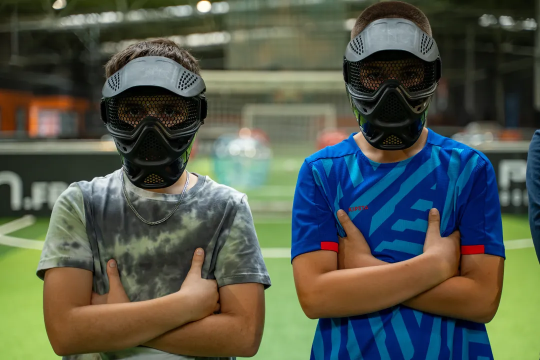 Bubble foot Bordeaux UniGames - jeunes garcon masques debout