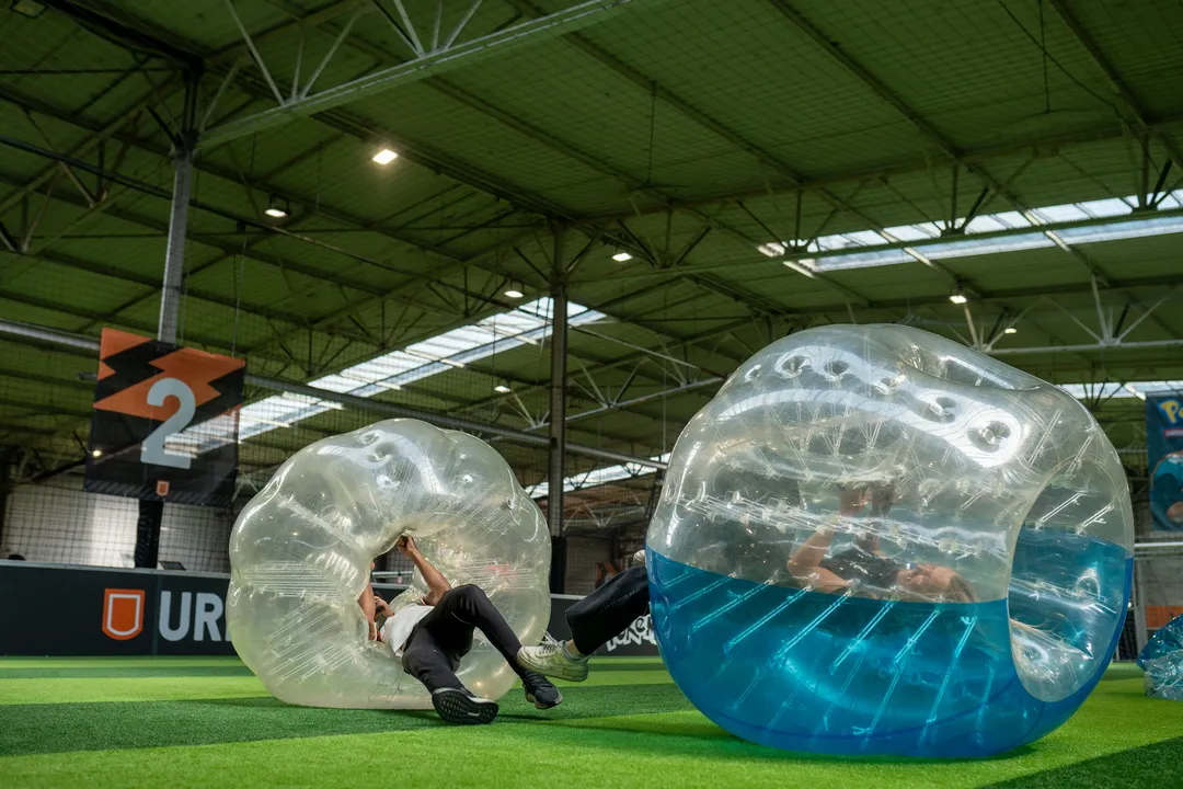 Participant tombé entre deux bulles de Bubble Foot