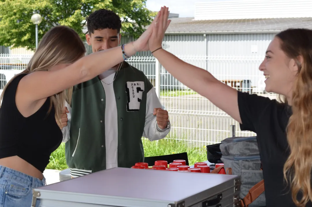 Sortie en groupe Bordeaux - filles debout table