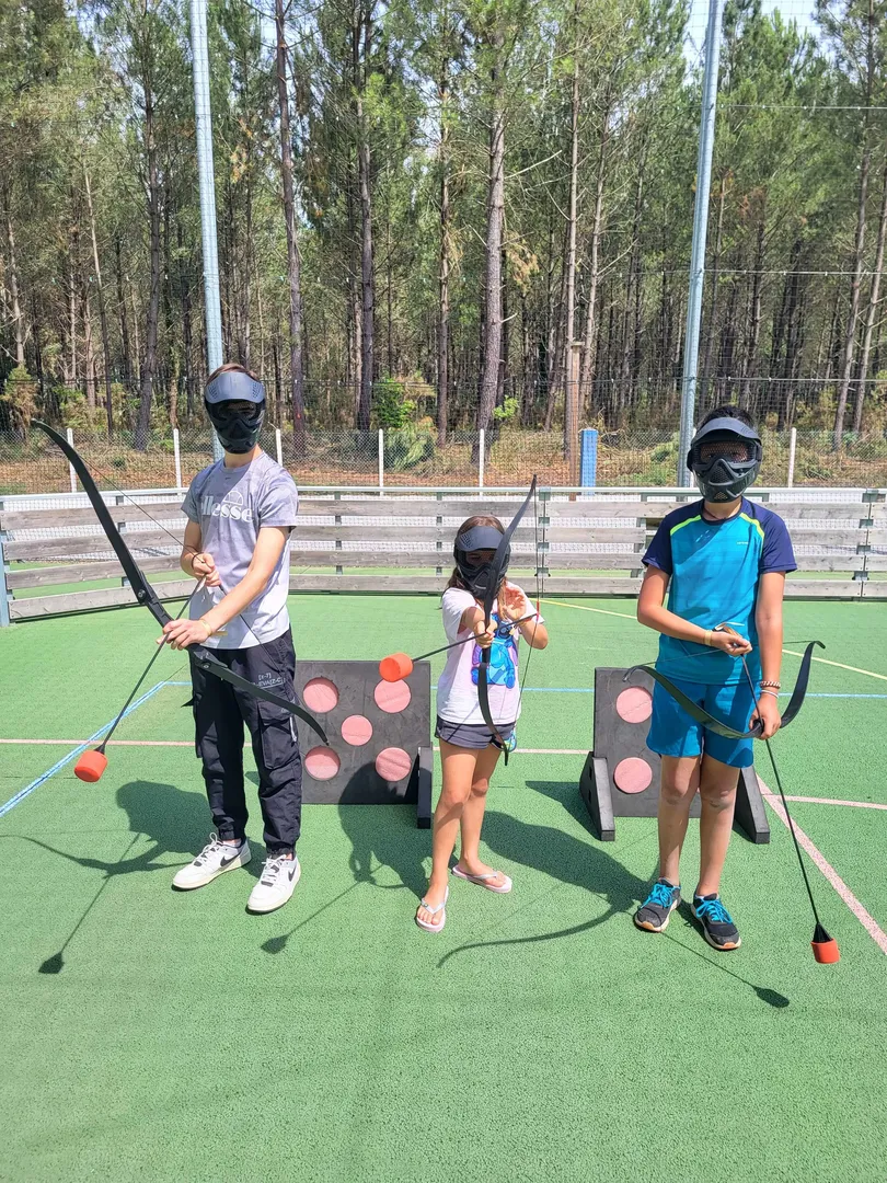 Groupe de jeunes participant à une partie d’Archery Game en plein air