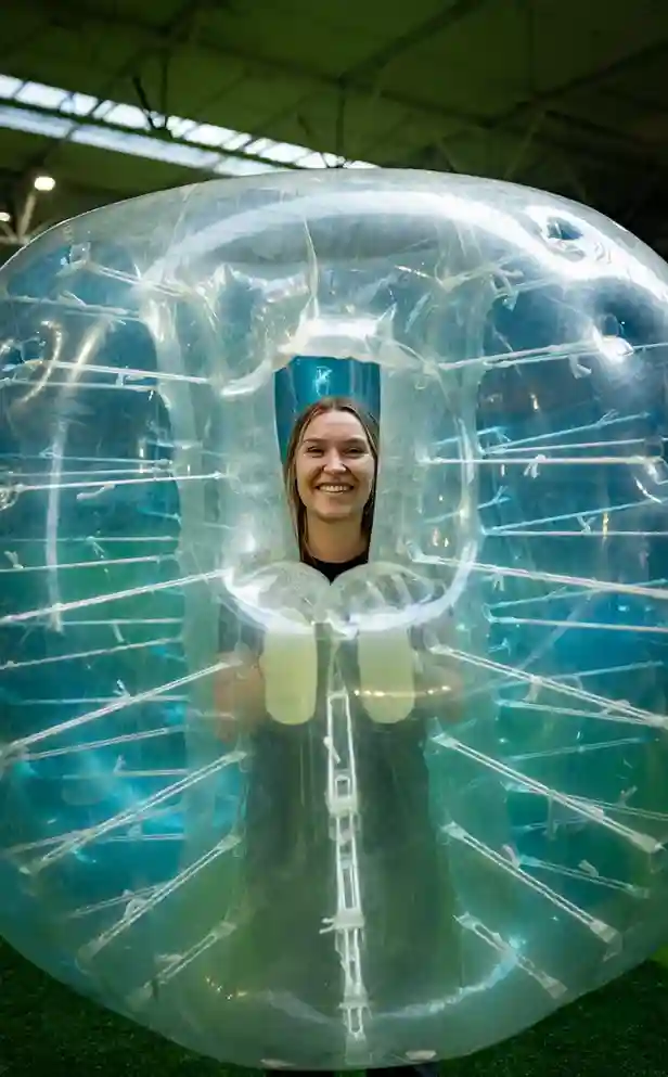 Participante debout dans une bulle de Bubble Foot