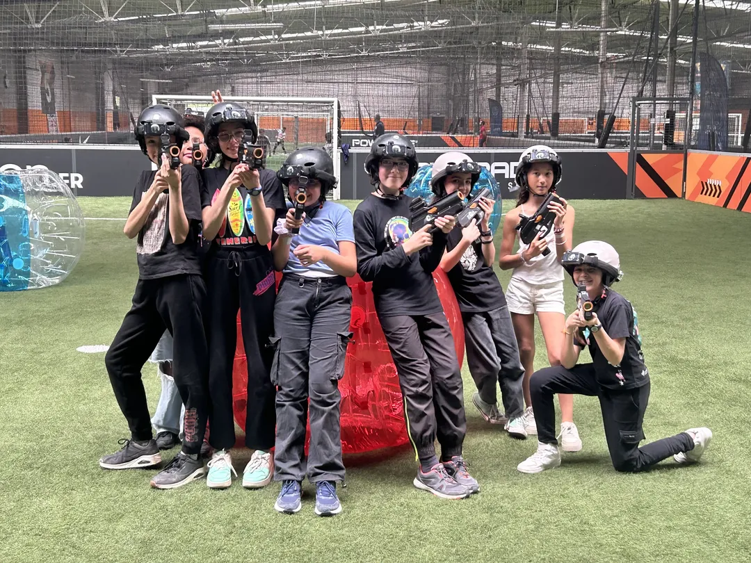Groupe de jeunes équipé pour une partie de Laser Game
