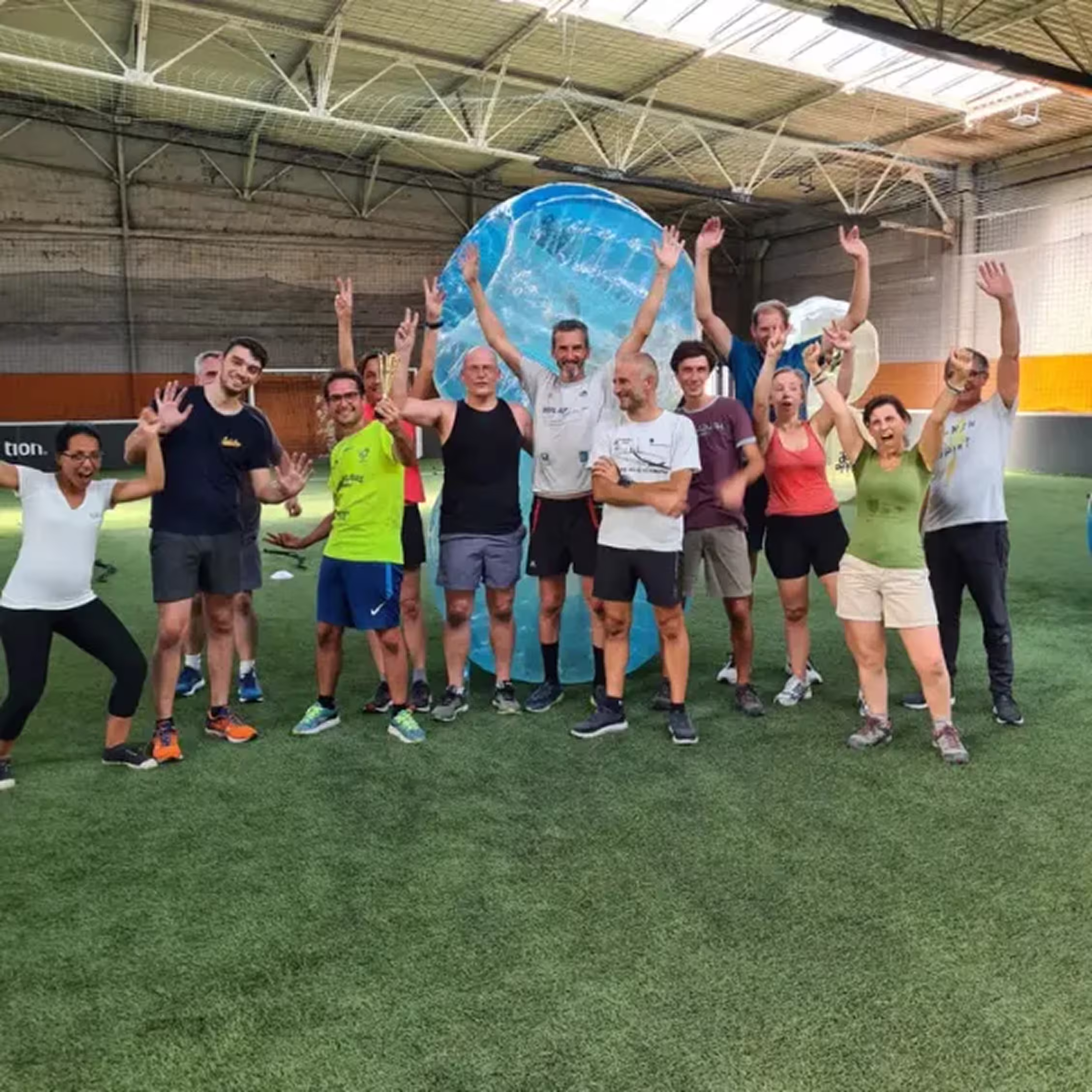 Sortie en groupe Bordeaux - debout terrain tenant balle