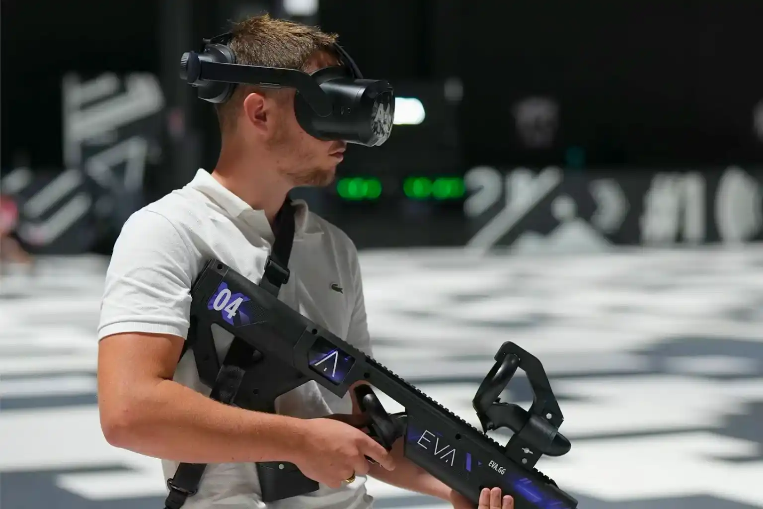 Collègues participant à une activité de réalité virtuelle