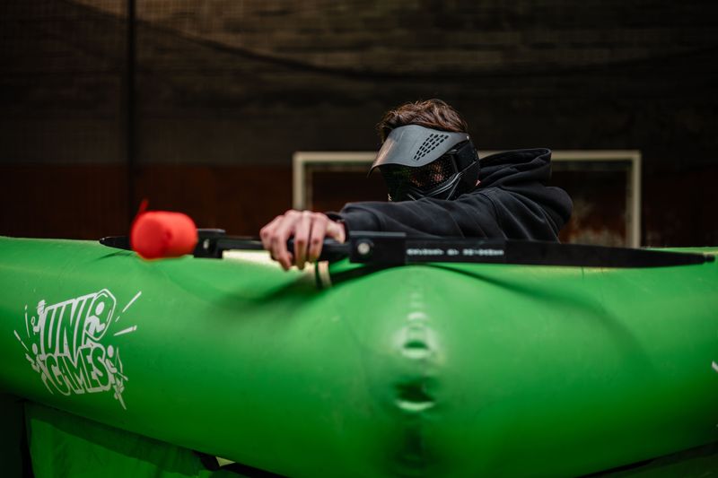 Participant équipé d’un arc et d’un masque pour une partie d’Archery Game