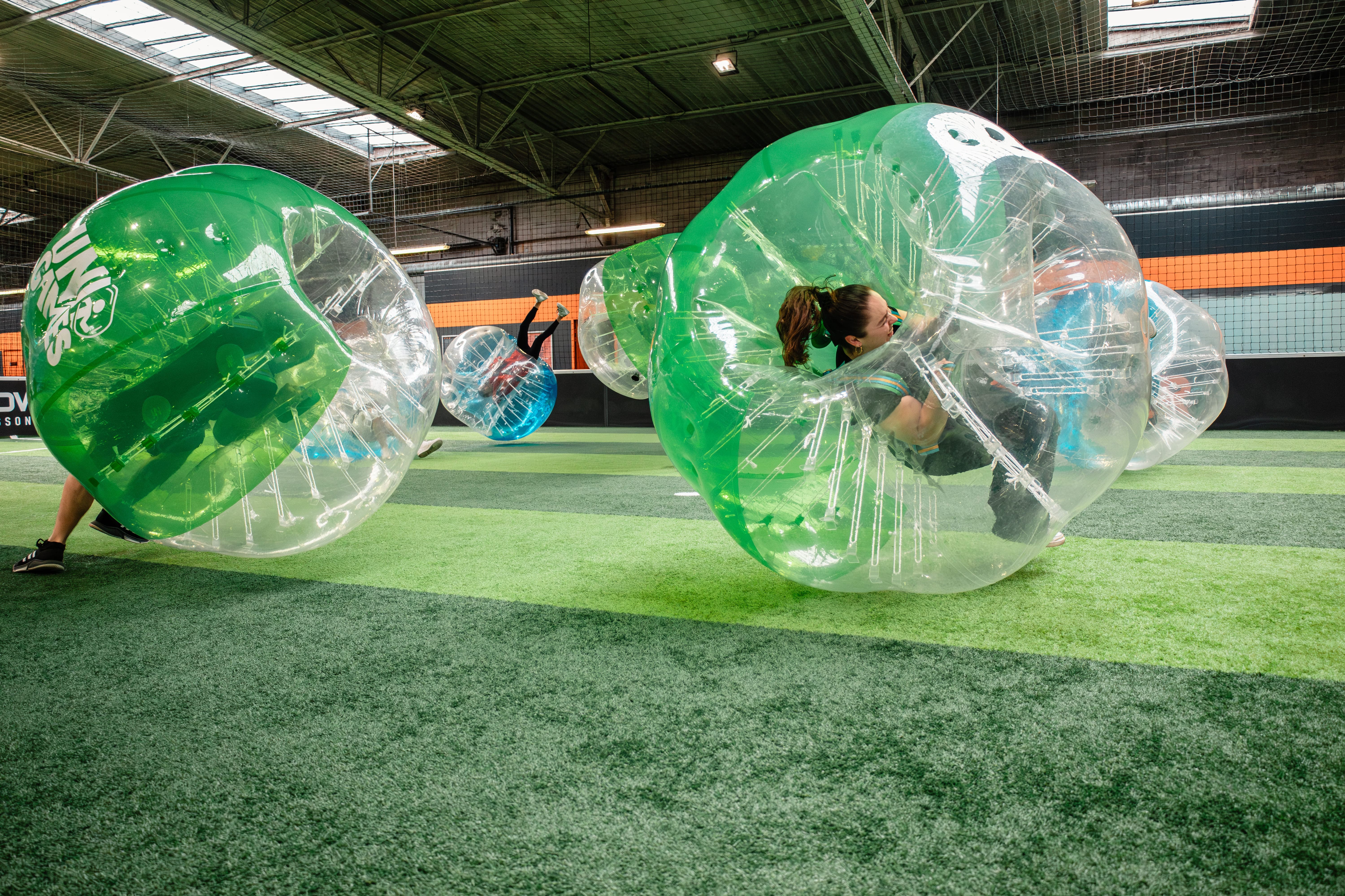 Joueurs de Bubble Foot sur un terrain en salle