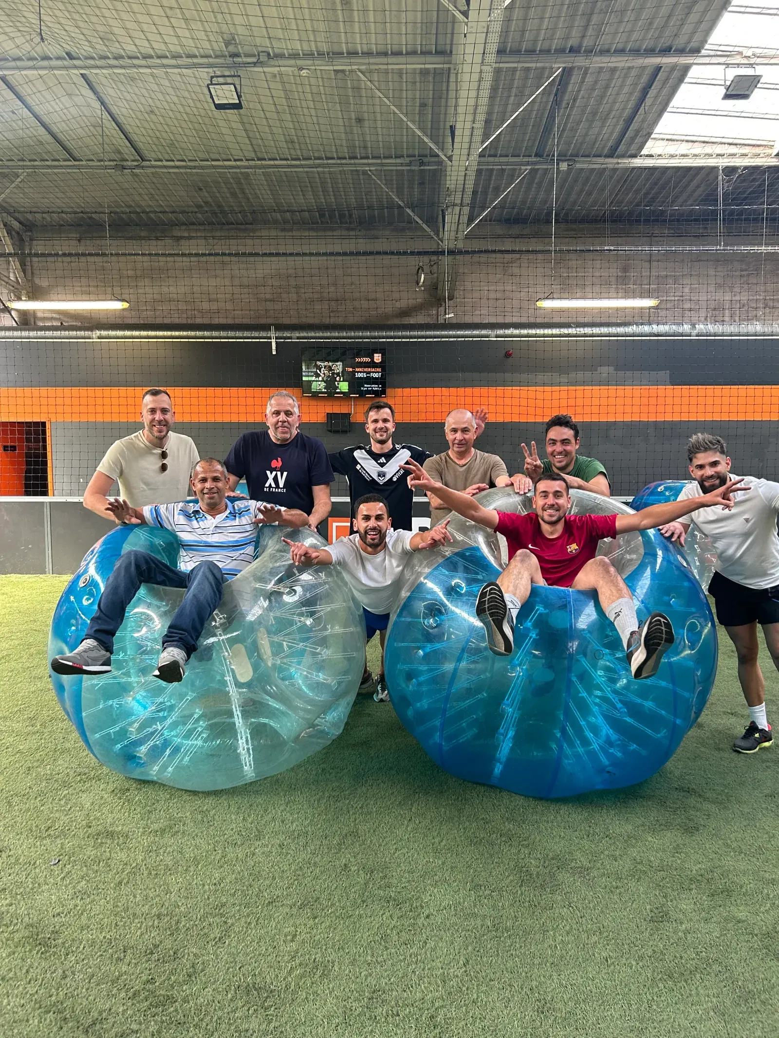 Groupe d’adultes équipé pour une partie de Bubble Game