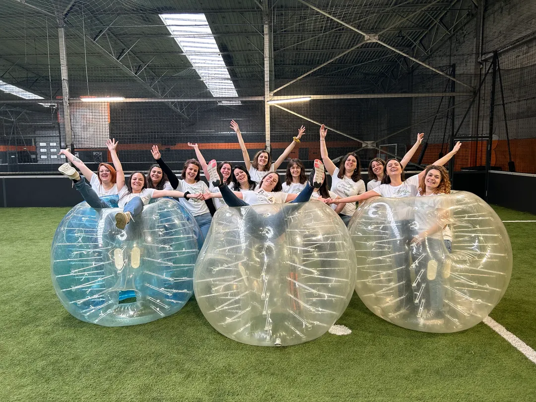Un groupe de participantes pose avec des bulles de Bubble Foot