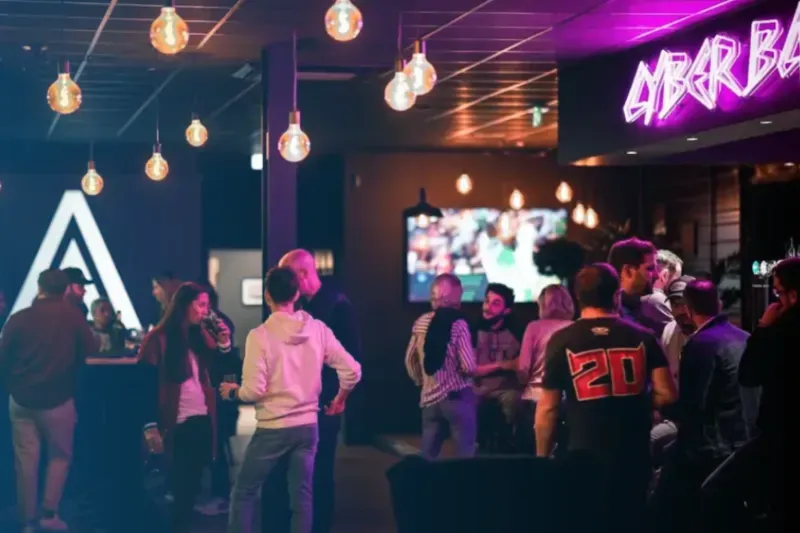 Groupe réuni autour du bar lors d’une soirée d’entreprise