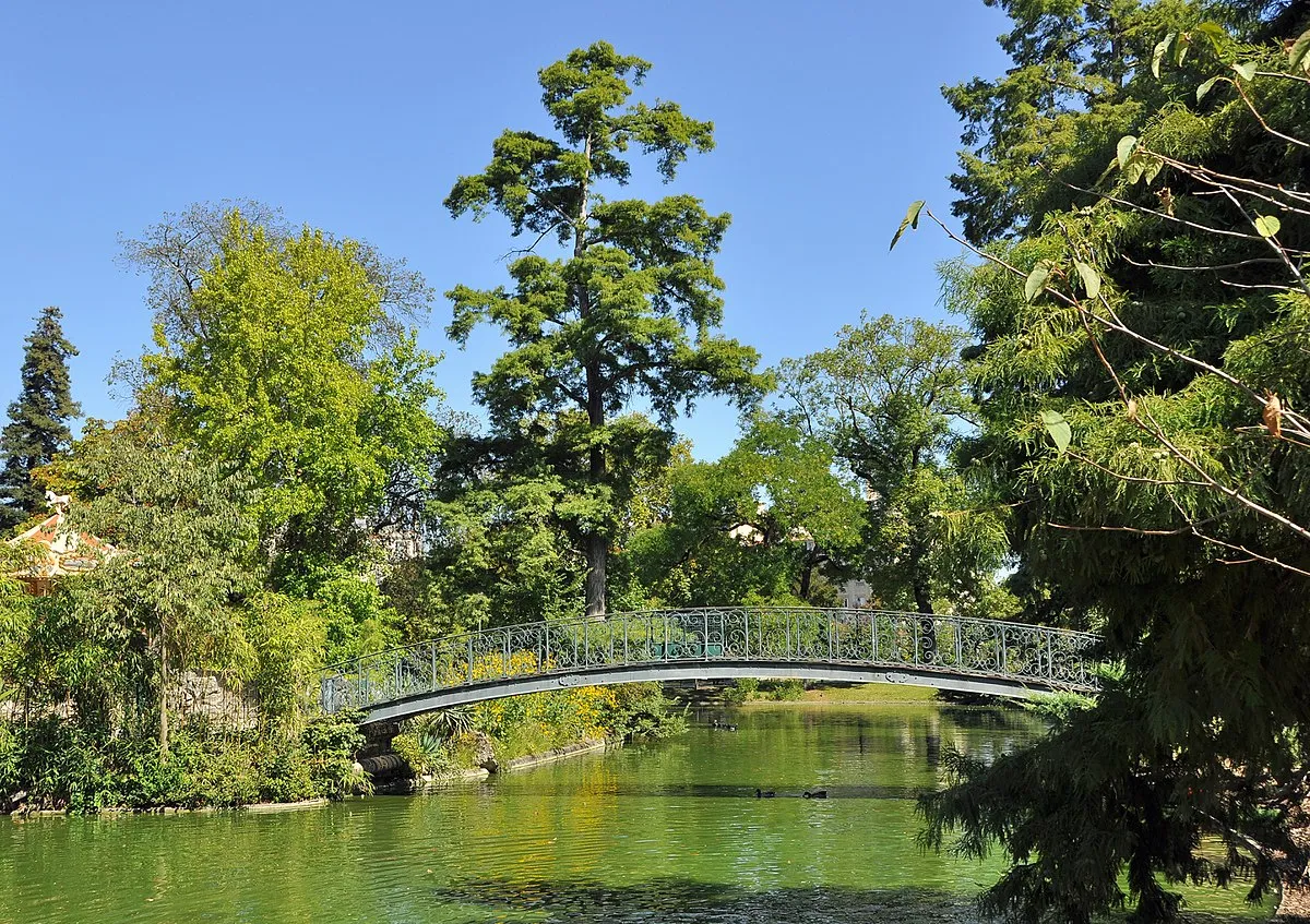 Le Jardin Public : Une bouffée d’oxygène au cœur de la ville