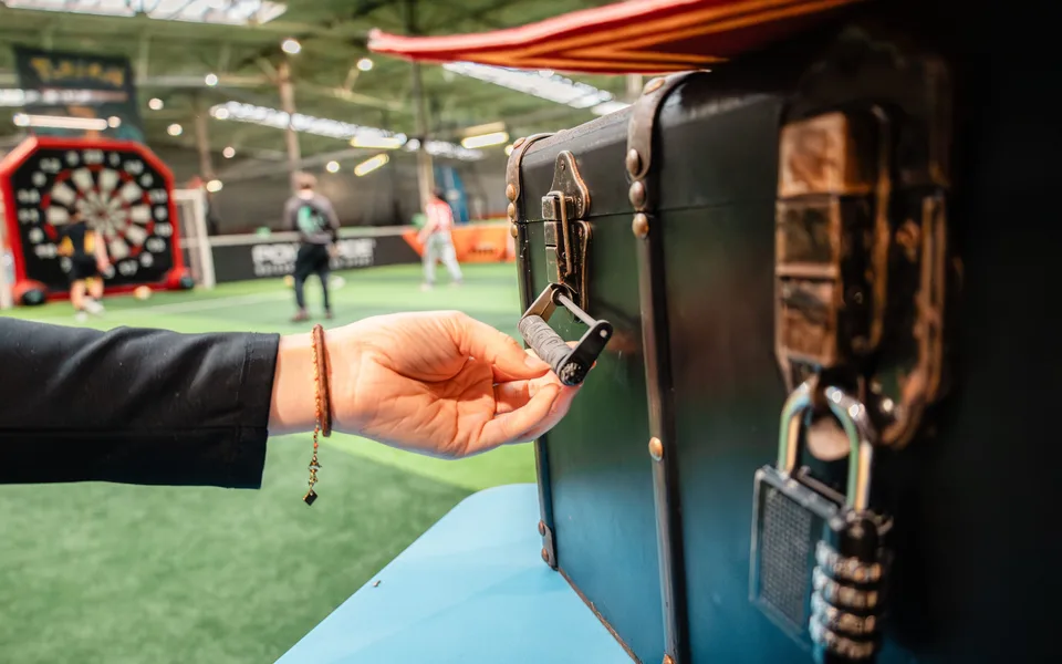 Malle d’Escape Game UniGames fermée par plusieurs cadenas