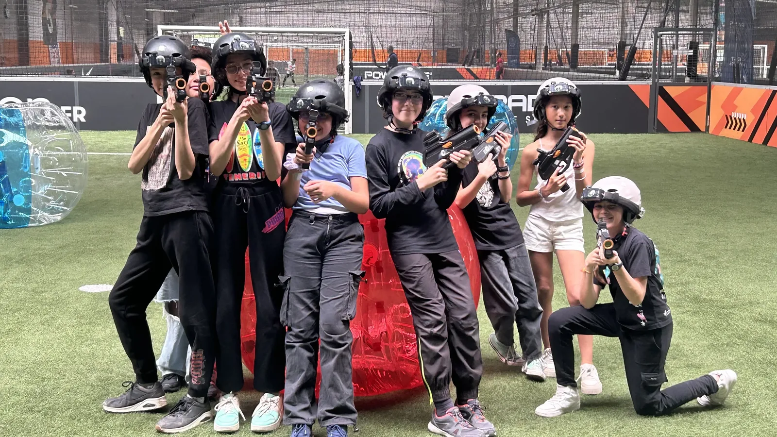 Groupe de jeunes joueurs équipés pour une partie de Laser Game UniGames