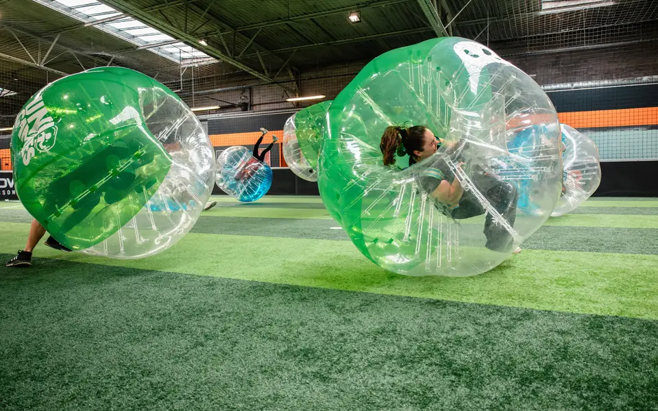 Plusieurs participants équipés de bulles pendant une activité sportive en équipe