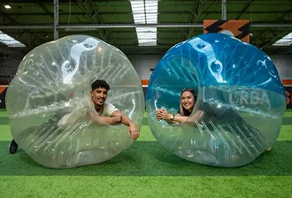 Deux participants dans des bulles de Bubble Foot à Bordeaux