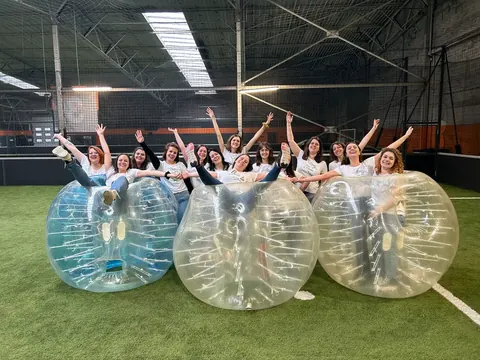Groupe EVJF après une partie de Bubble Foot à Bordeaux