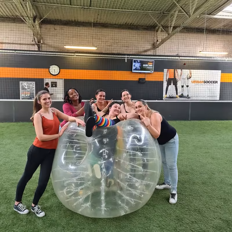 Groupe EVJF après une partie de Bubble Foot à Bordeaux