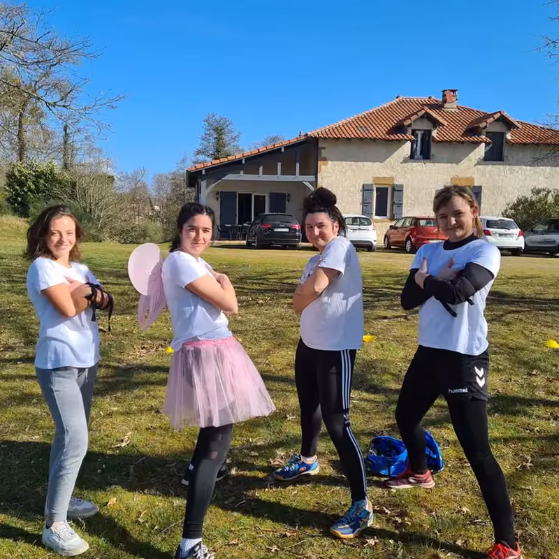 Groupe EVJF équipé pour une activité sportive en extérieur