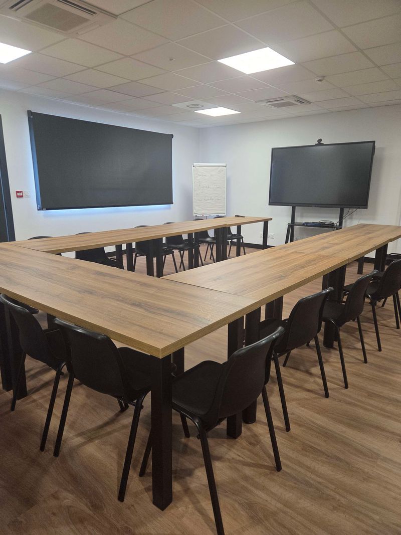 Salle de réunion équipée avec écran et tables modulables
